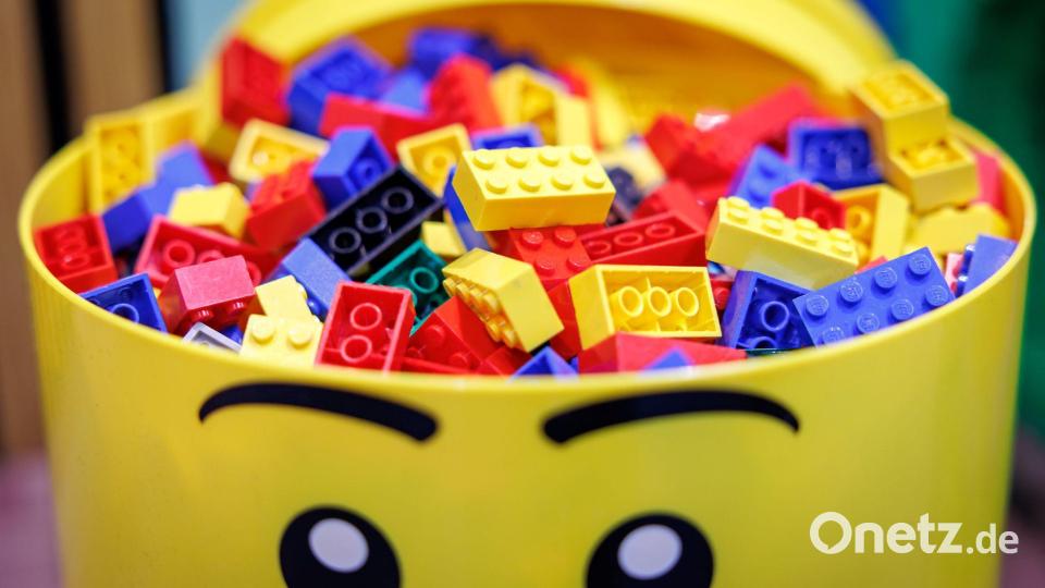 Auf der Spielwarenmesse ist auch sehr viel Spielzeug für Kinder zu sehen - neben Neuheiten natürlich auch Klassiker wie Bausteine. (Archivbild) Bild: Daniel Karmann/dpa