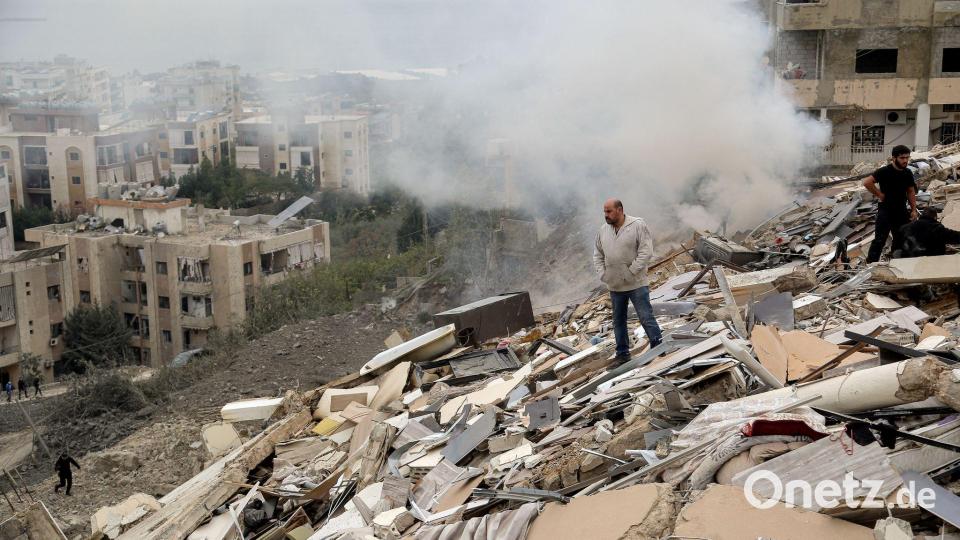 Trümmerfeld: Menschen begutachten die Schäden an einem Gebäude, das bei einem israelischen Luftangriff auf das südlibanesische Dorf Qnarit zerstört wurde. Bild: Marwan Naamani/dpa