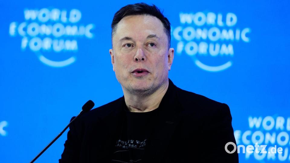 Bis Ende kommenden Jahres könnte Tesla Optimus-Roboter „an die Öffentlichkeit“ verkaufen, prognostizierte Elon Musk in Davos. Bild: Markus Schreiber/AP/dpa