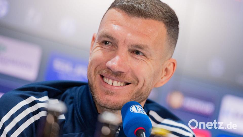 Komplett auf Deutsch beantwortete Edin Dzeko bei seiner Vorstellung alle Fragen. Bild: Rolf Vennenbernd/dpa