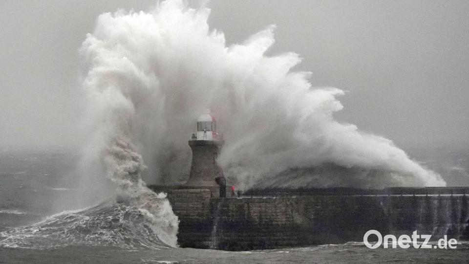 Wellen schlagen gegen den Leuchtturm von South Shields an der Nordostküste. Bild: Owen Humphreys/PA Wire/dpa