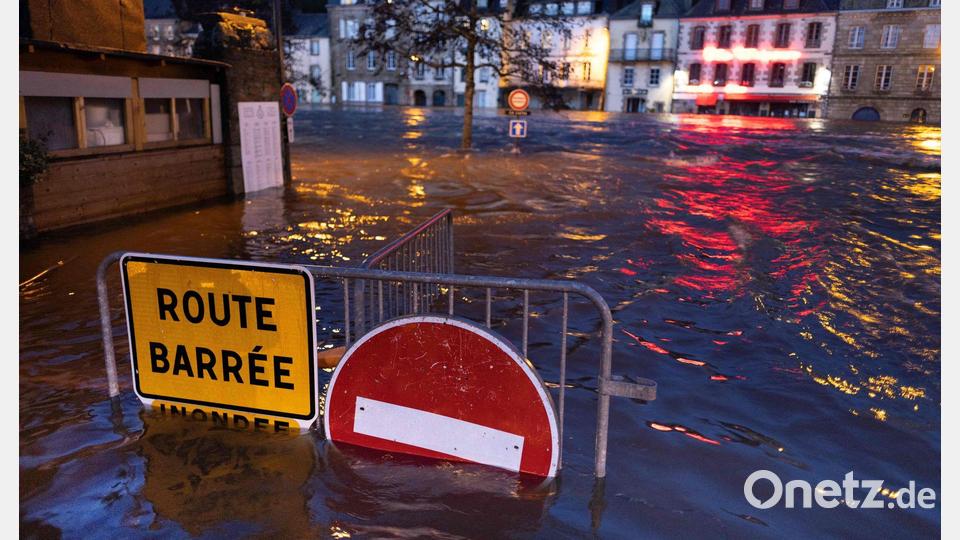 Land unter: Der Fluss Laita in Frankreich ist über die Ufer getreten und hat eine Straße in der Stadt Quimperle völlig überschwemmt. Bild: Fred Tanneau/AFP/dpa