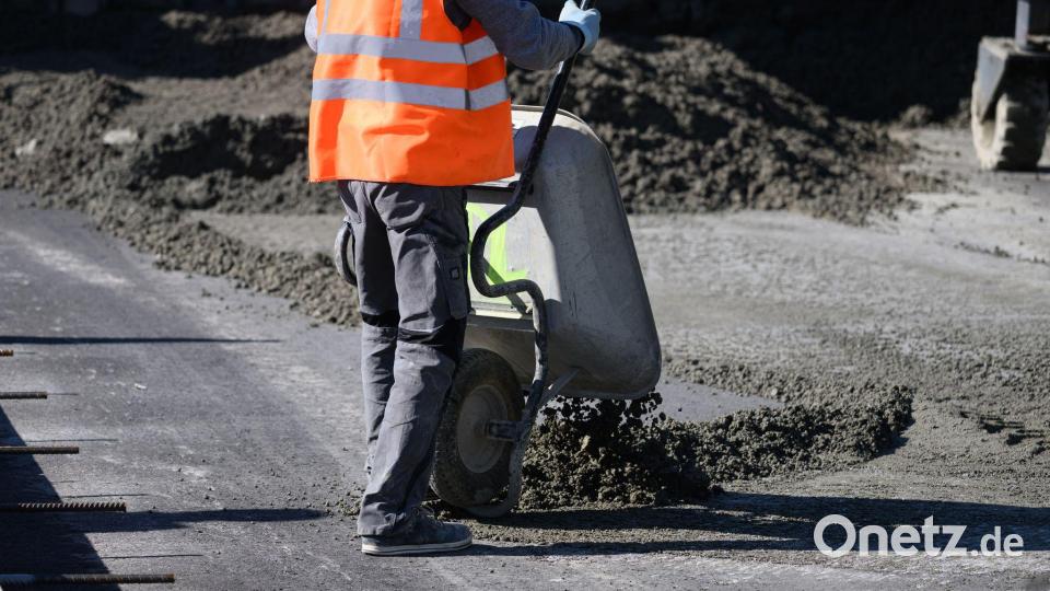 Der Staat will Milliarden in Straßen, Schienen und Verteidigung investieren. Das sollte die heimische Konjunktur anschieben. (Symbolbild) Bild: Robert Michael/dpa