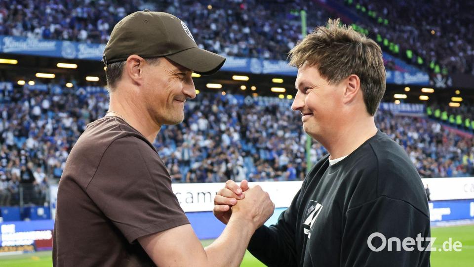Schätzen sich: FC St. Paulis Cheftrainer Alexander Blessin (l) und sein HSV-Kollege Merlin Polzin. (Archivbild) Bild: Christian Charisius/dpa