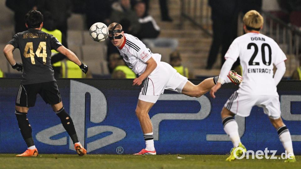 Mit Maske und zwei Veilchen: Kristensen beim Gastspiel in Baku. Bild: Uncredited/AP/dpa