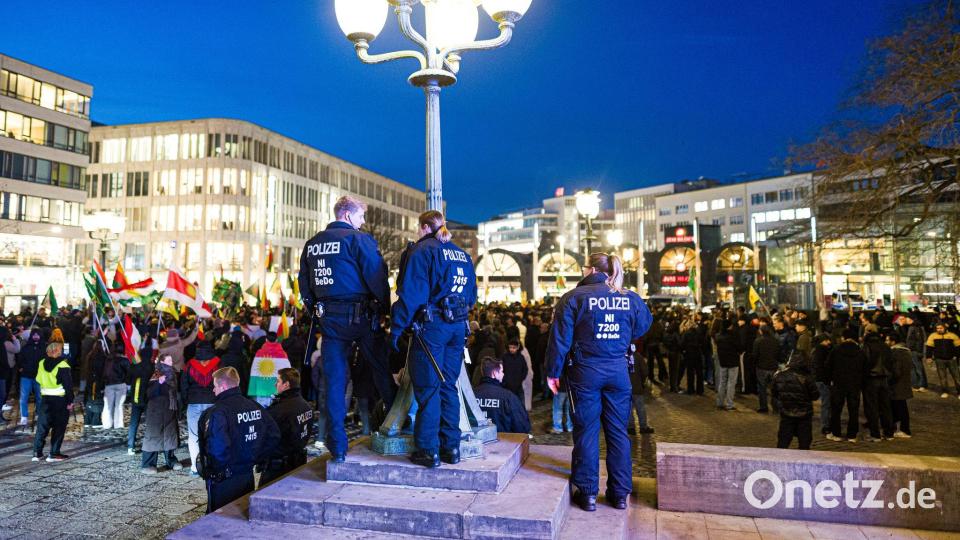 Polizeikräfte sichern eine pro-kurdische Demonstration auf dem Opernplatz in Hannover. Bild: Moritz Frankenberg/dpa