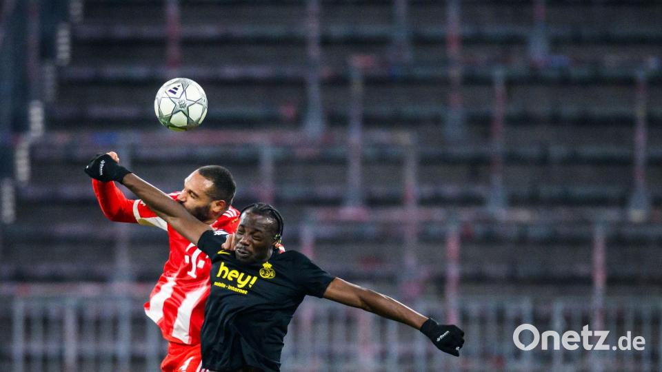 Jonathan Tah vom FC Bayern München vor der leeren Südkurve im Kopfballduell gegen Promise David von Union St. Gilloise. Bild: Tom Weller/dpa