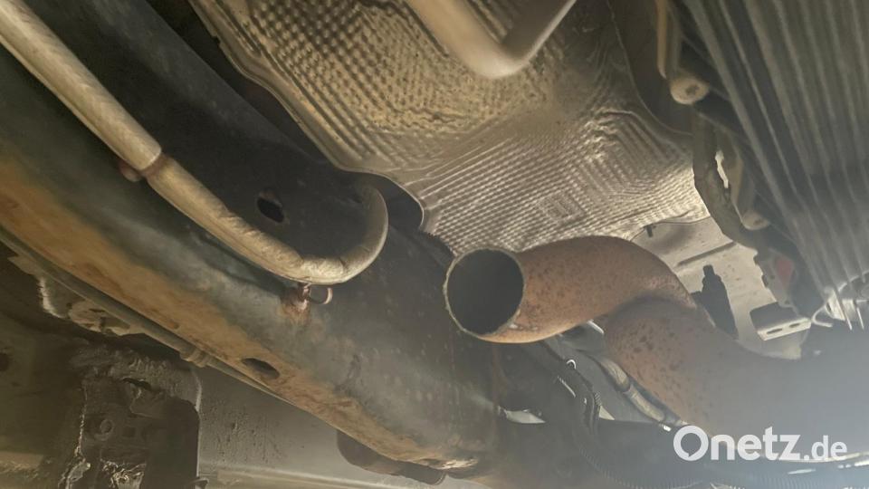 An diesem und an vier weiteren Fahrzeugen wurden Katalysatoren abgesägt. Bild: Franz Schneider