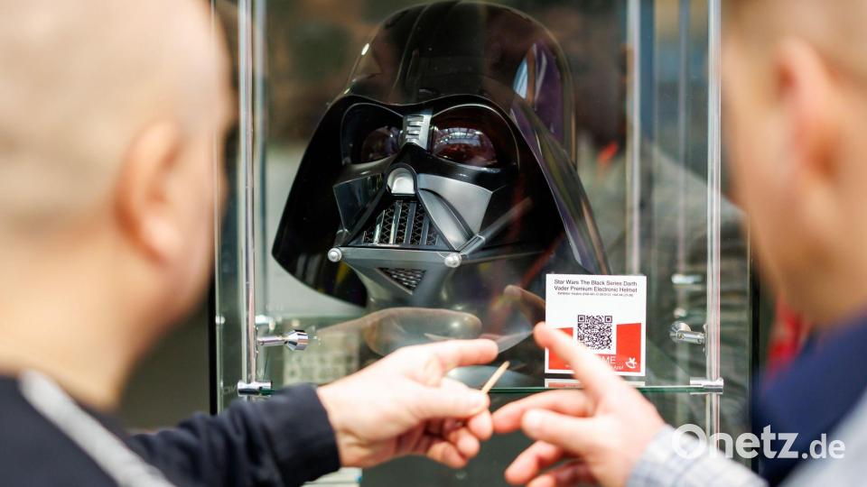 Auch aus Sammelleidenschaft interessieren sich Erwachsene für Spielzeug. (Archivbild) Bild: Daniel Karmann/dpa