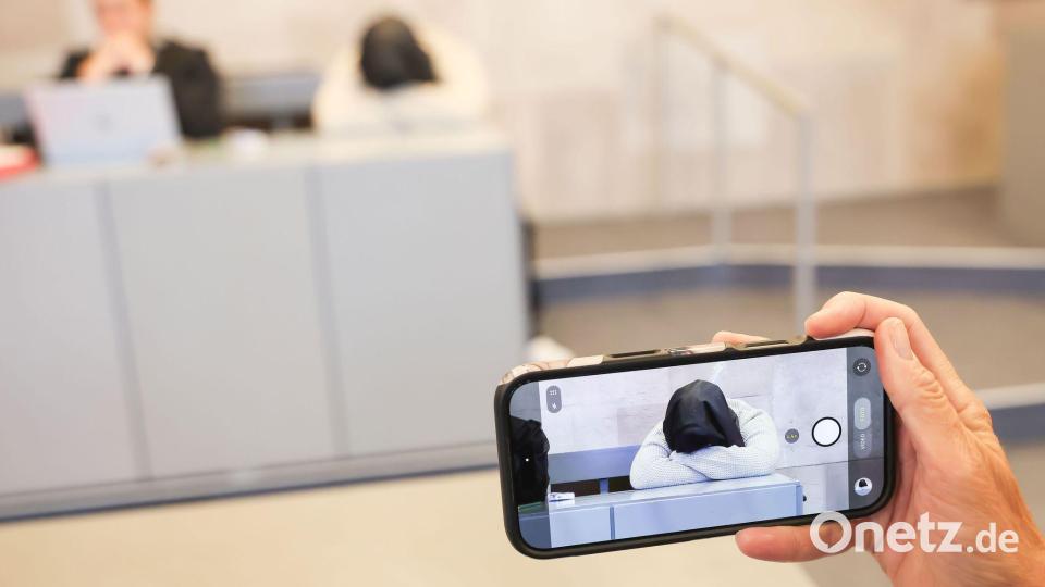 Zum Prozessauftakten kamen viele Medien. Auch viele Zuschauerinnen und Zuschauer saßen im Gerichtssaal. Bild: Daniel Löb/dpa