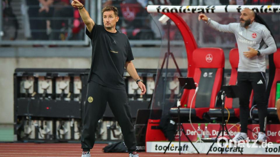 Miroslav Klose muss gegen Darmstadt das Sagen an Javier Pinola (r) abgeben. (Archivbild) Bild: Daniel Karmann/dpa