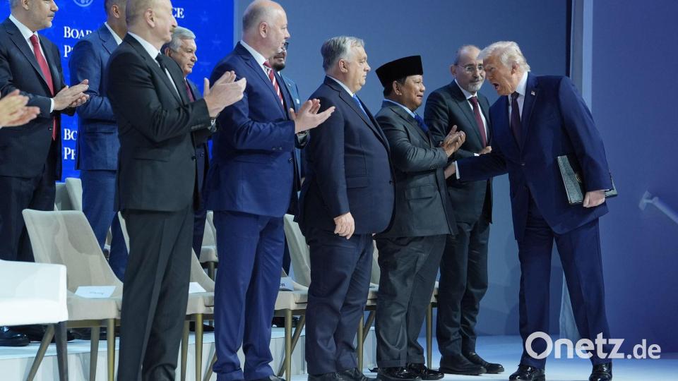 US-Präsident Donald Trump begrüßt die Unterzeichner. Bild: Evan Vucci/AP/dpa