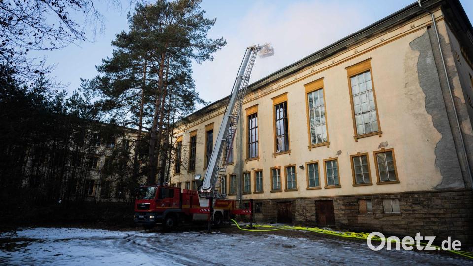 Der Brand breitete sich in einem ehemaligen Lehrgebäude aus. Bild: Christoph Soeder/dpa