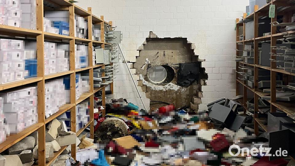 Ein großes Loch ist in der Wand zum Tresorraum der Sparkasse zu sehen. (Archivbild) Bild: -/Polizei Gelsenkirchen/dpa