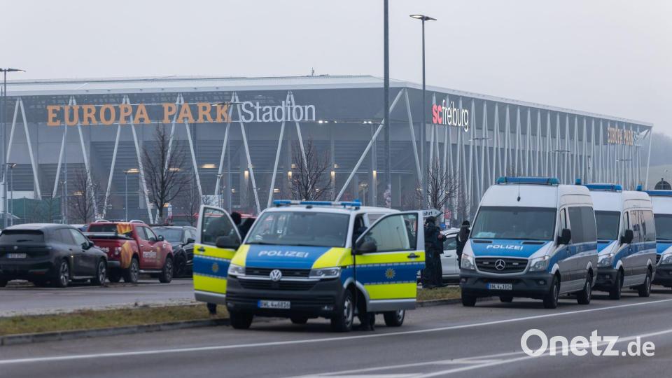 Zahlreiche Polizisten waren rund um die Partie in Freiburg im Einsatz. Bild: Philipp von Ditfurth/dpa