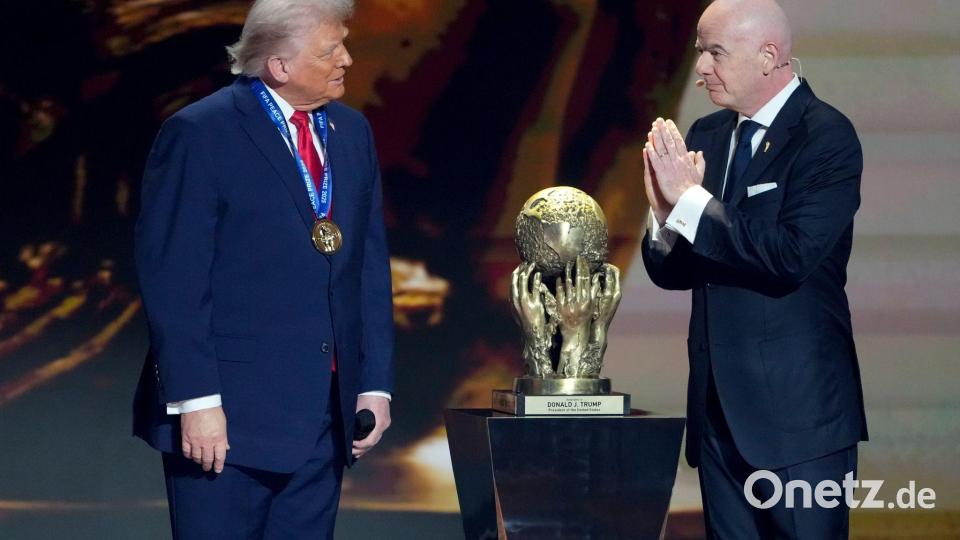 FIFA-Präsident Infantino (r.) lobt US-Präsident Trump bei der WM-Auslosung. (Archivbild) Bild: Chris Carlson/AP/dpa