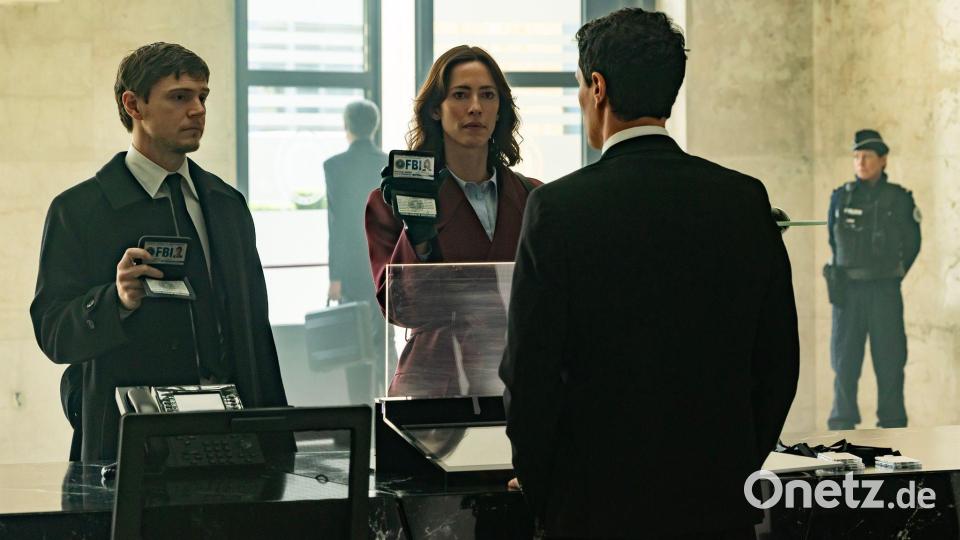Evan Peters (l) als FBI-Agent Cooper Madsen und Rebecca Hall als Agentin Jordan Bennett gehen in „The Beauty“ mysteriösen Todesfällen in der Modelszene nach. Bild: FX/DisneyStadt/dpa