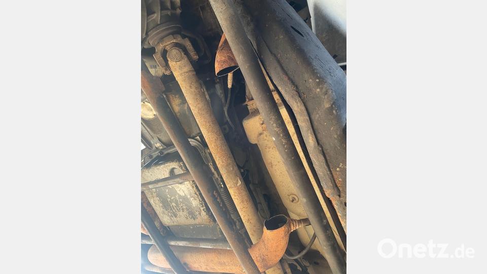 Hier ist deutlich die Länge des gestohlenen Katalysators zwischen den beiden abgeschnittenen Rohren zu sehen. Bild: Franz Schneider