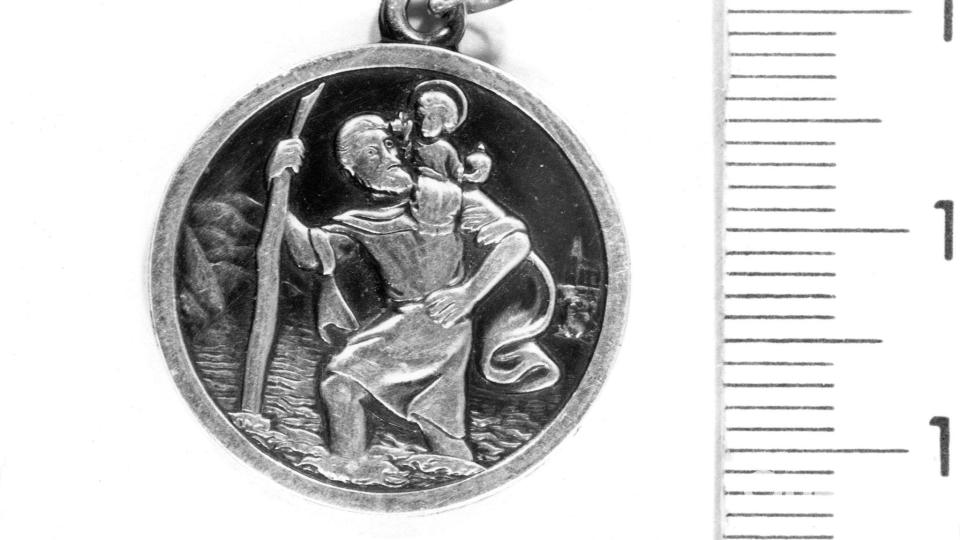 Ein silberner Anhänger könnte Hinweise auf den Täter im Fall Marion Baier bringen. (Archivbild) Bild: Polizeipräsidium Mittelfranken