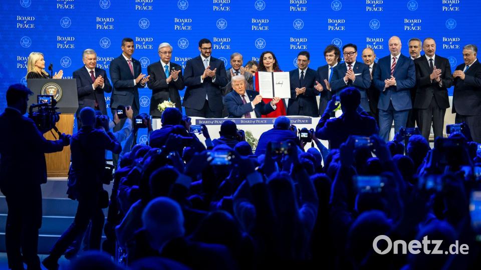 Trump gründet "Friedensrat": US-Präsident Trump (M) hält die unterzeichnete Gründungsurkunde zum "Board of Peace" beim Weltwirtschaftsforum in Davos. Bild: Gian Ehrenzeller/KEYSTONE/dpa