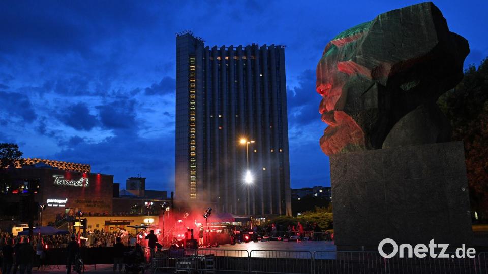 Blick auf das Congress Hotel unweit des Karl-Marx-Monuments in Chemnitz (Archivbild) Bild: Hendrik Schmidt/dpa-Zentralbild/dpa