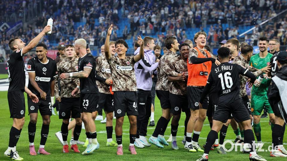 St. Paulis Spielern feiern nach dem Sieg in der Hinrunde. (Archivbild) Bild: Christian Charisius/dpa