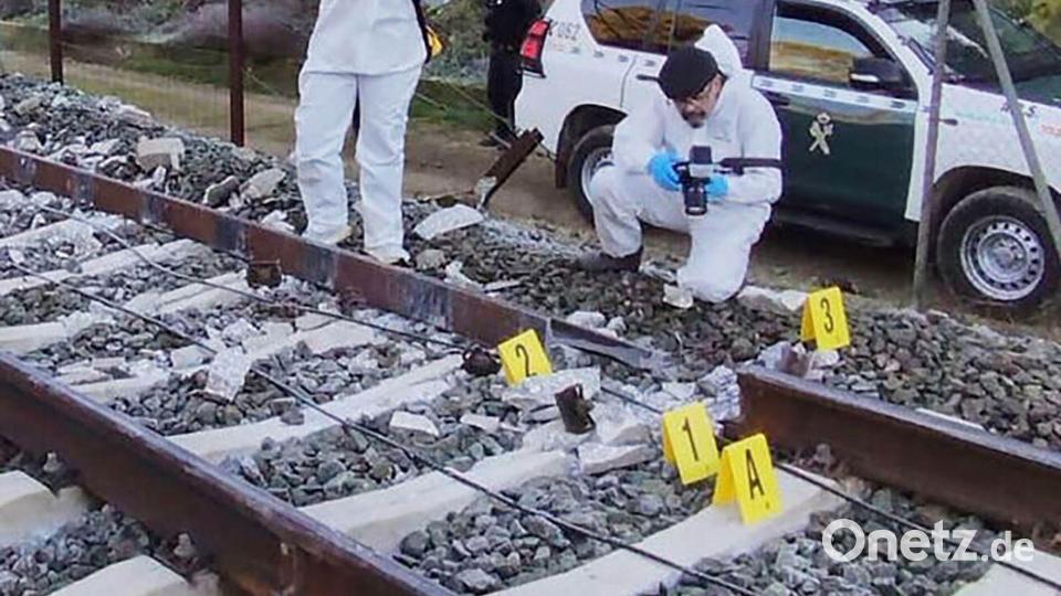 Ein vorläufiger Untersuchungsbruch sieht den Bruch einer Schiene als wahrscheinliche Ursache der Katastrophe. Bild: Uncredited/Guardia Civil via AP/dpa