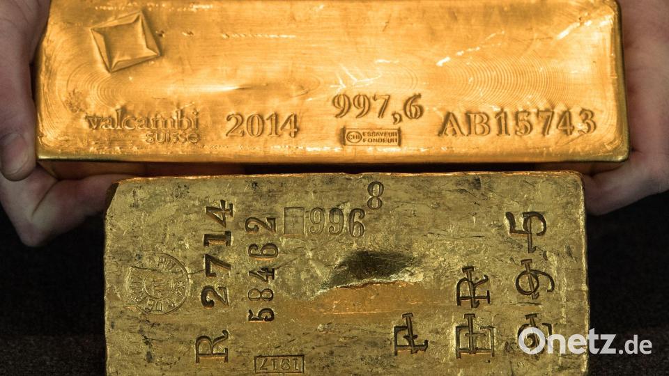 Die Bundesbank präsentiert Goldbarren, die sie aus dem Ausland in eigene Tresore nach Frankfurt geholt hat. (Archivbild) Bild: Boris Roessler/dpa