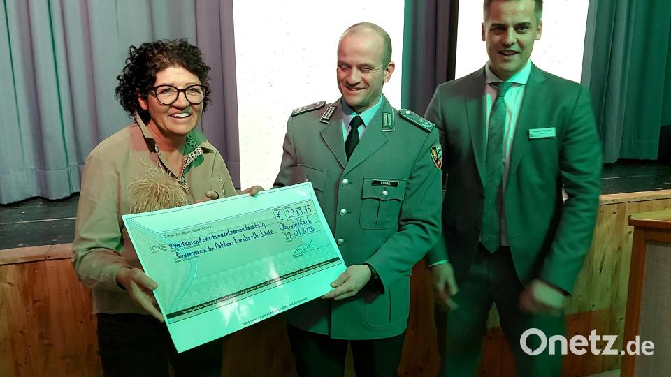 Lydia Eckert vom Förderverein der Doktor-Eisenbarth-Schule empfing einen Scheck über 2289,75 Euro aus dem Erlös des Benefizkonzerts des Heeresmusikkorps im Dezember. Bild: lg