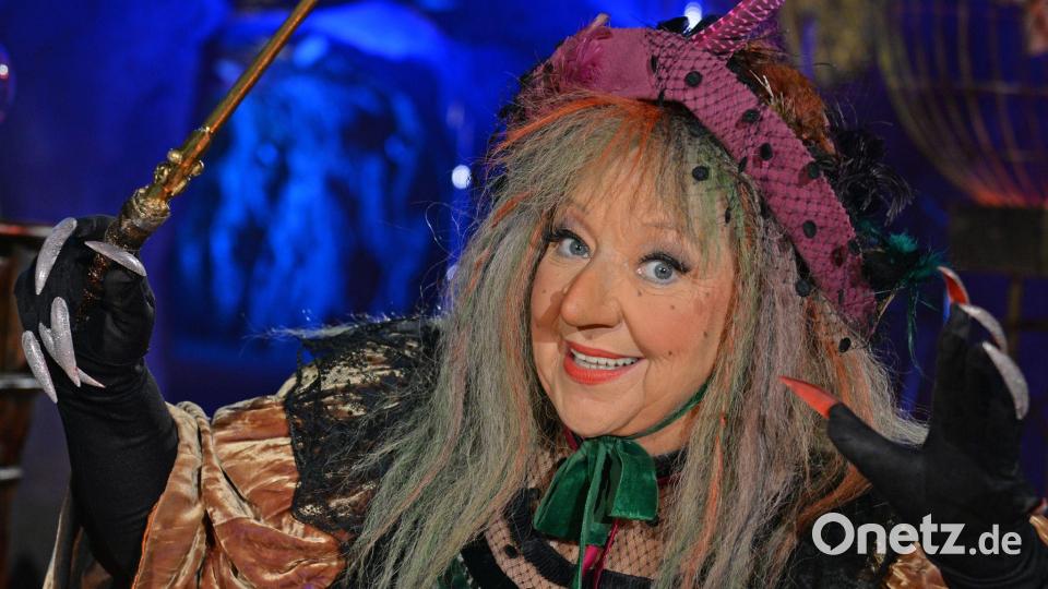 Angelika Mann in der Rolle als „Märchenrätselhexe“ während einer Fernsehproduktion. (Archivbild) Bild: picture alliance / dpa