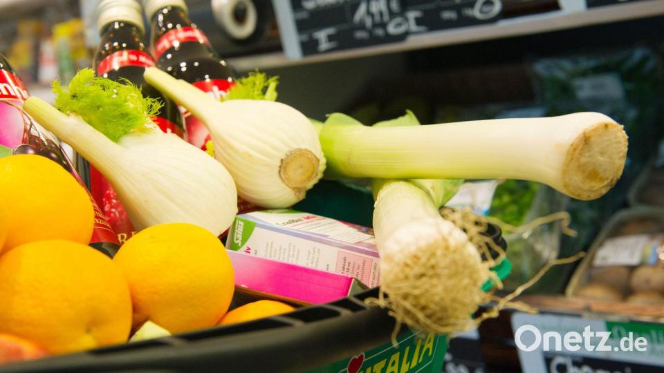 Biolebensmittel sollten nach dem Willen der Grünen von der Mehrwertsteuer befreit werden. Das würde dafür sorgen, dass sich mehr Menschen das gesunde Essen leisten könnten. Auch die Landwirte in Bayern würden davon profitieren. (Illustration) Bild: Inga Kjer/dpa