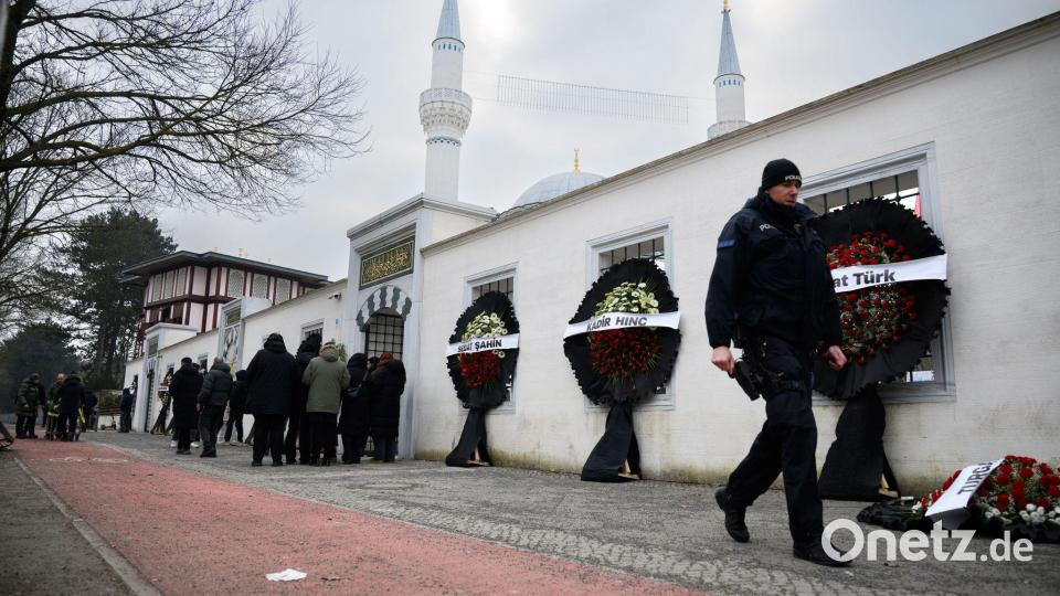 Blumengebinde stehen anlässlich eines Trauergebets vor der Beerdigung eines 62-Jährigen vor der Neuköllner Sehitlik-Moschee. Bild: Bernd von Jutrczenka/dpa