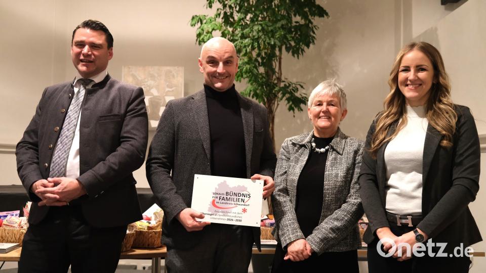 Die Bündniskoordinatorinnen Christina Süß und Helga Forster (von rechts) überreichten gemeinsam mit Landrat Thomas Ebeling (links) das Siegel "Familienfreundliches Unternehmen" an den Geschäftsführer der NABU Oberflächentechnik GmbH Stulln, Markus Schöll (Zweiter von links). Bild: Hirsch