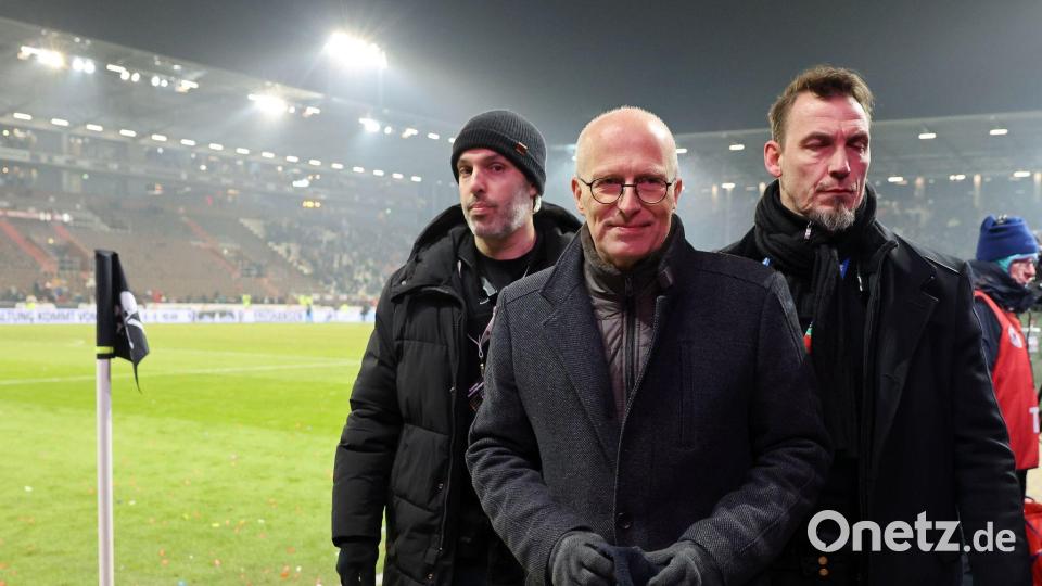 Auch das Stadtoberhaupt ließ sich das Stadtderby nicht nehmen: Hamburgs Bürgermeister Peter Tschentscher (M) Bild: Christian Charisius/dpa