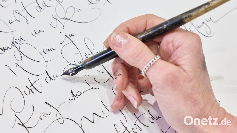 Schön schreiben, kann jeder, findet Jeannine Platz und ermuntert: Weniger tippen, mehr schreiben! Bild: Georg Wendt/dpa