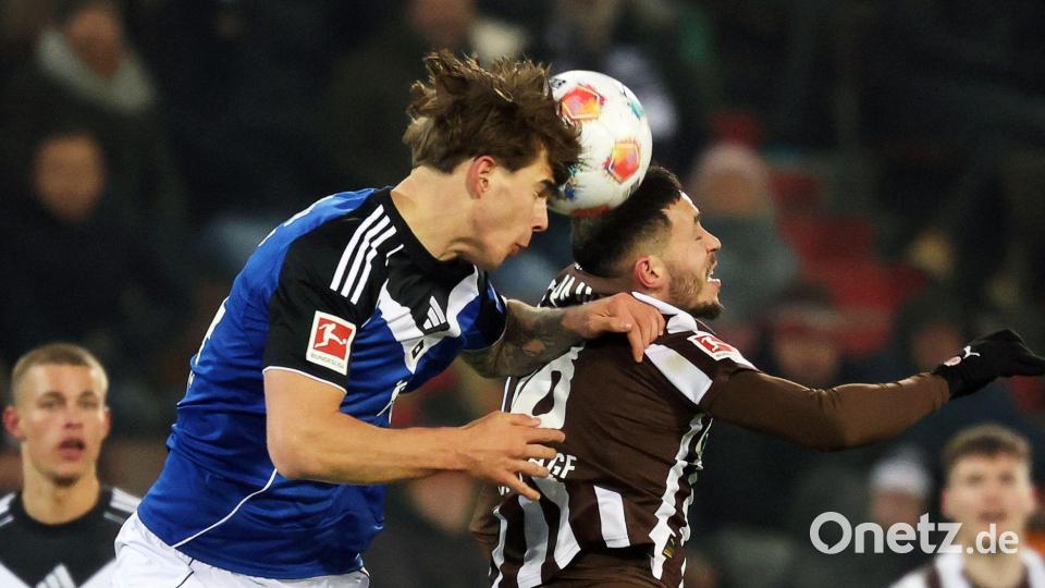 Viel Kampf, wenig Spiel im Stadtderby: HSV-Abwehrchef Luka Vuskovic (l) und St. Paulis Mathias Pereira Lage im Kopfballduell. Bild: Christian Charisius/dpa