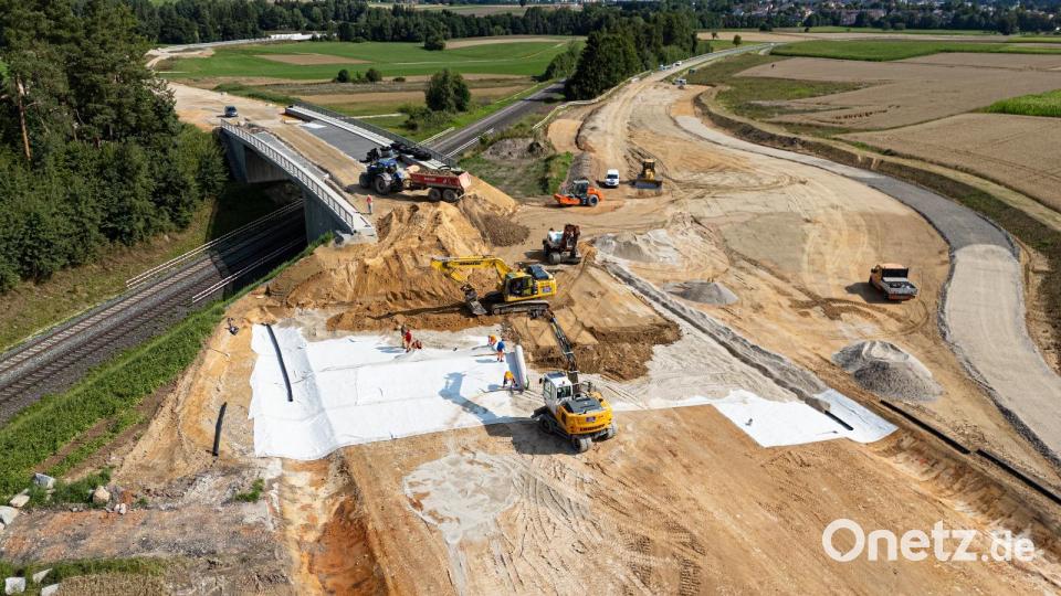 Im August 2025 wurde bei der Ortsumgehung Waldershof auch Material aus der Baugrube der geplanten JVA Marktredwitz eingearbeitet. Die Baumaßnahme wird 2026 weitergeführt. Archivbild: Wolfgang Erhart
