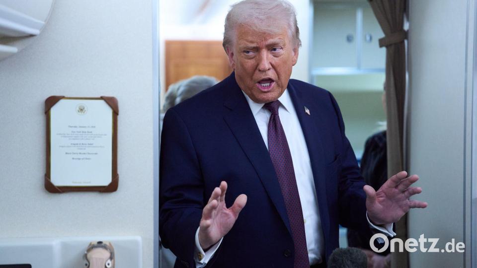 US-Präsident Donald Trump spricht mit Reportern an Bord der Air Force One, nachdem er das Weltwirtschaftsforum in Davos in Richtung Washington verlassen hat. Bild: Evan Vucci/AP/dpa