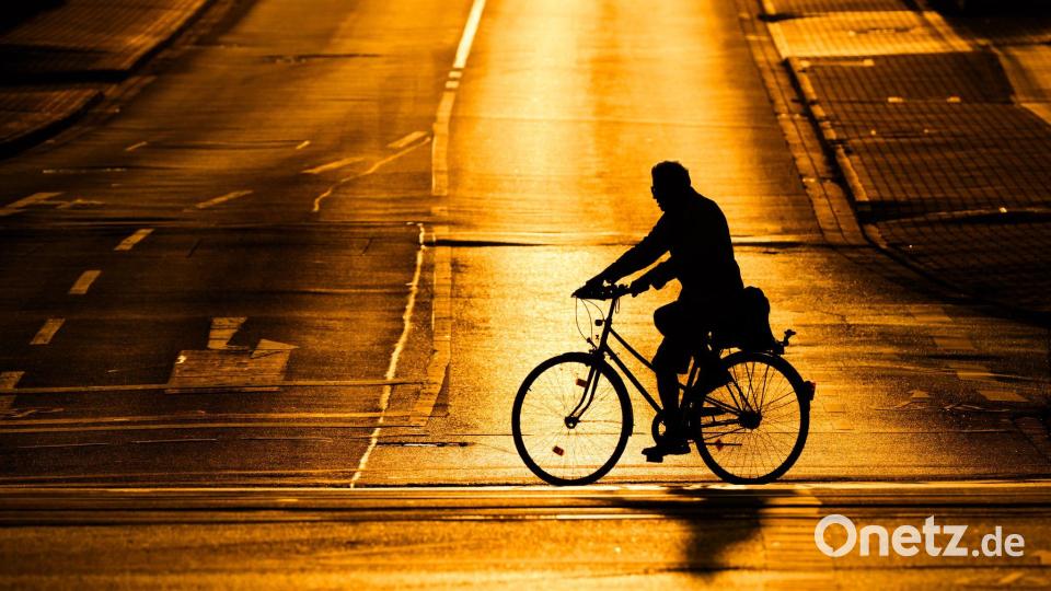 Radfahrer verunfallen oft auch ganz alleine. (Symbolbild) Bild: Julian Stratenschulte/dpa