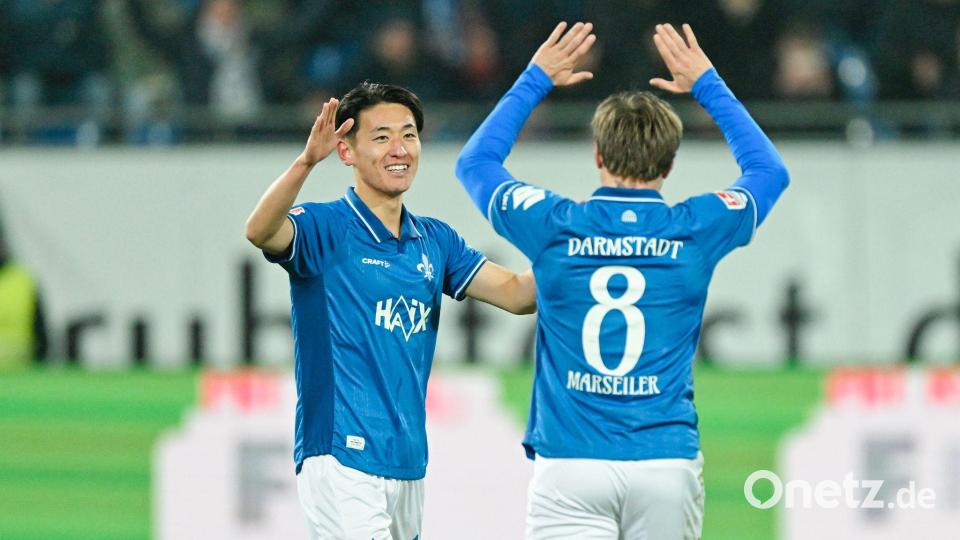 Torschützen unter sich: Hiroki Akiyama (l) und Luca Marseiler. Bild: Uwe Anspach/dpa
