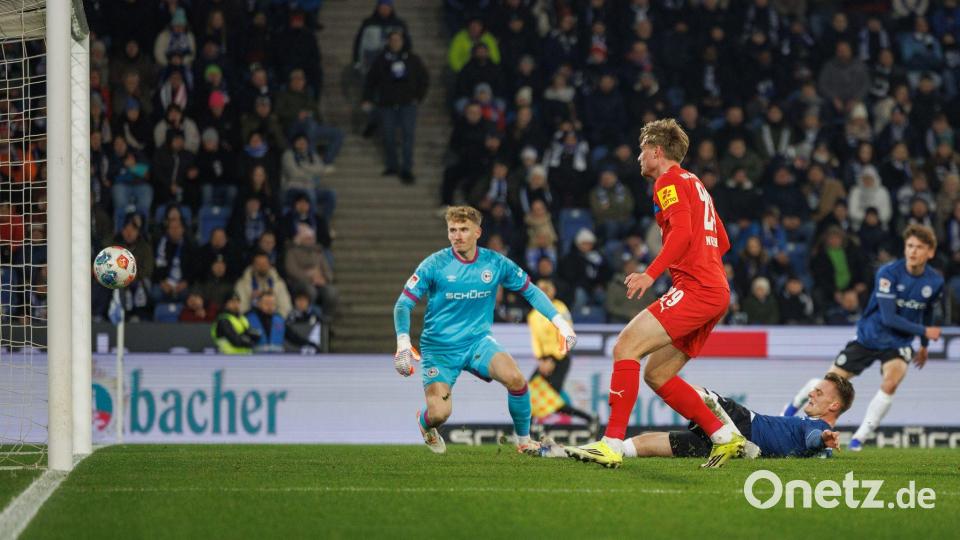 Bielefelds Leon Schneider grätscht den Ball zum 0:1 ins eigene Tor. Bild: Friso Gentsch/dpa