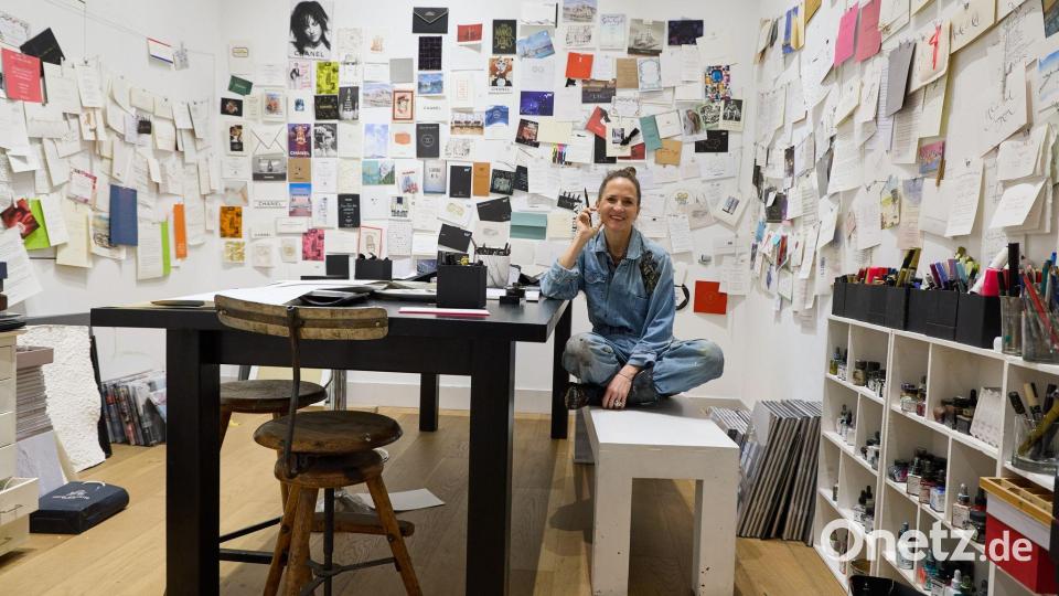 In ihrem Atelier in der Nähe des Hamburger Rathauses schreibt und malt die gebürtige Hannoveranerin. Bild: Georg Wendt/dpa