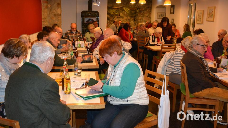 Vollbesetzt war das Café des Mehrgenerationenhauses in Mitterteich. Bild: jr