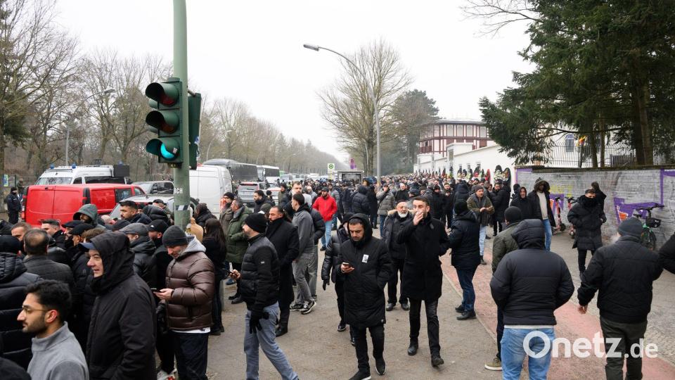 Zahlreiche Besucher kommen nach dem Trauergebet vor der Beerdigung eines 62-Jährigen aus der Neuköllner Sehitlik-Moschee. Bild: Bernd von Jutrczenka/dpa