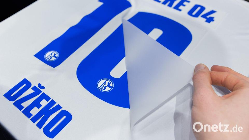 Am Tag nach seiner Verpflichtung wurden etliche Trikots mit Dzekos Namen beflockt. Bild: Rolf Vennenbernd/dpa