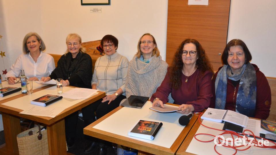 Die sechs Autorinnen im Mehrgenerationenhaus Mitterteich (von links) Irmtraud Schicker, Marianne Stangl, Regina Janner, Julia Birkner, Ulla Britta Baumer und Hildegard Lauth, lasen selbst verfasste Texte. Bild: jr