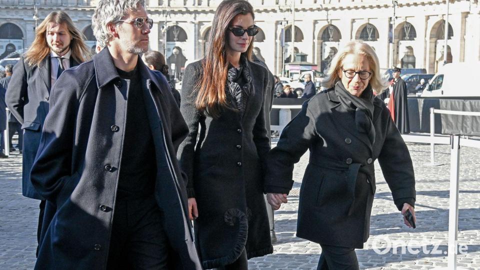 Prominente wie Anne Hathaway trauern um Valentino. Bild: Maurizio D'avanzo/IPA via ZUMA Press/dpa