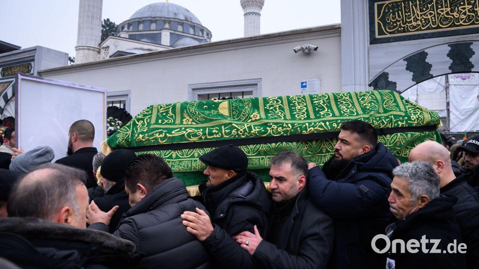 Ein Sarg wird nach dem Trauergebet vor der Beerdigung eines 62-Jährigen aus der Neuköllner Sehitlik-Moschee getragen. Bild: Bernd von Jutrczenka/dpa
