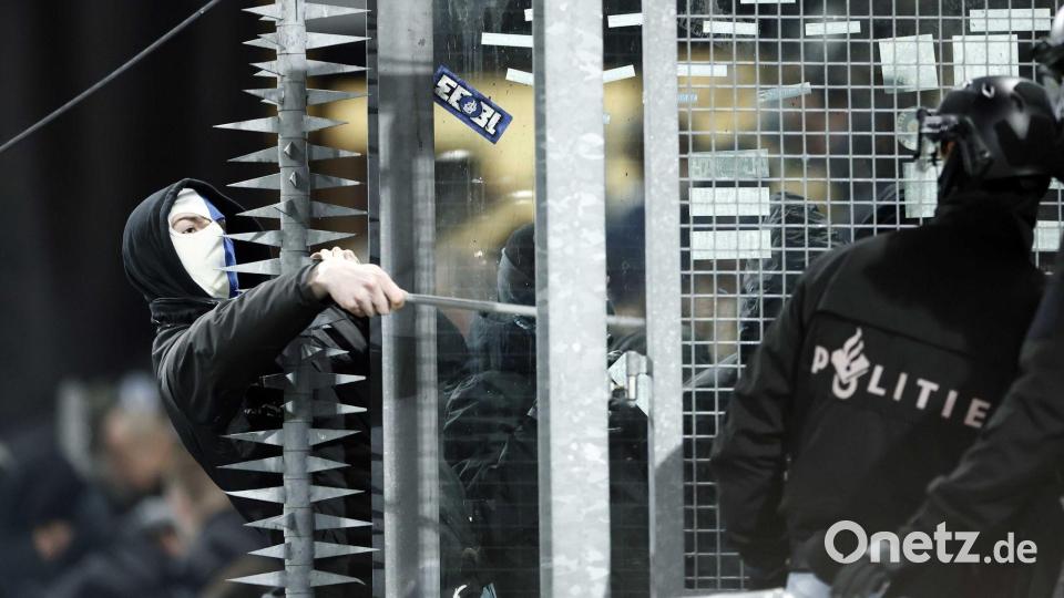 In Utrecht durfte ein Teil der Gästefans das Spiel nicht im Stadion verfolgen. Bild: Robin Van Lonkhuijsen/ANP/dpa