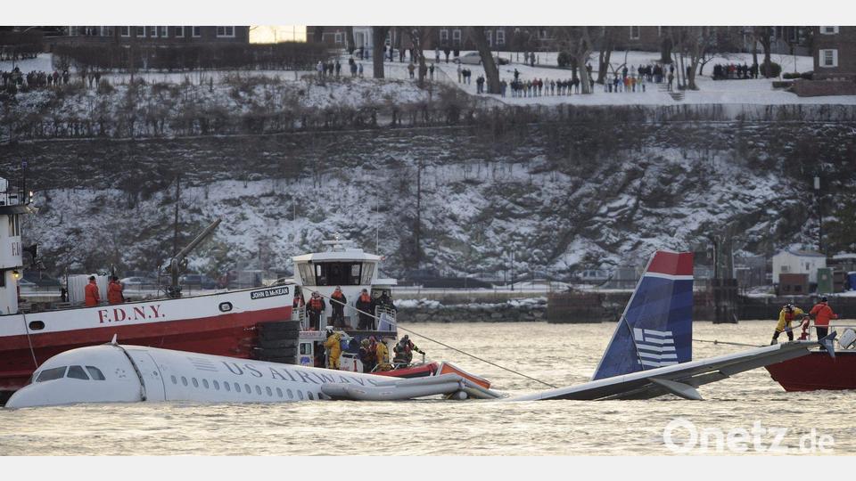Wie durch ein Wunder überleben alle 155 Menschen an Bord die Notlandung im Hudson River. (Archivbild) Bild: epa Lane/dpa